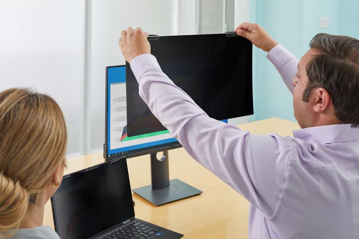 Montaż magnetycznego filtra prywatyzującego 3M na monitorze